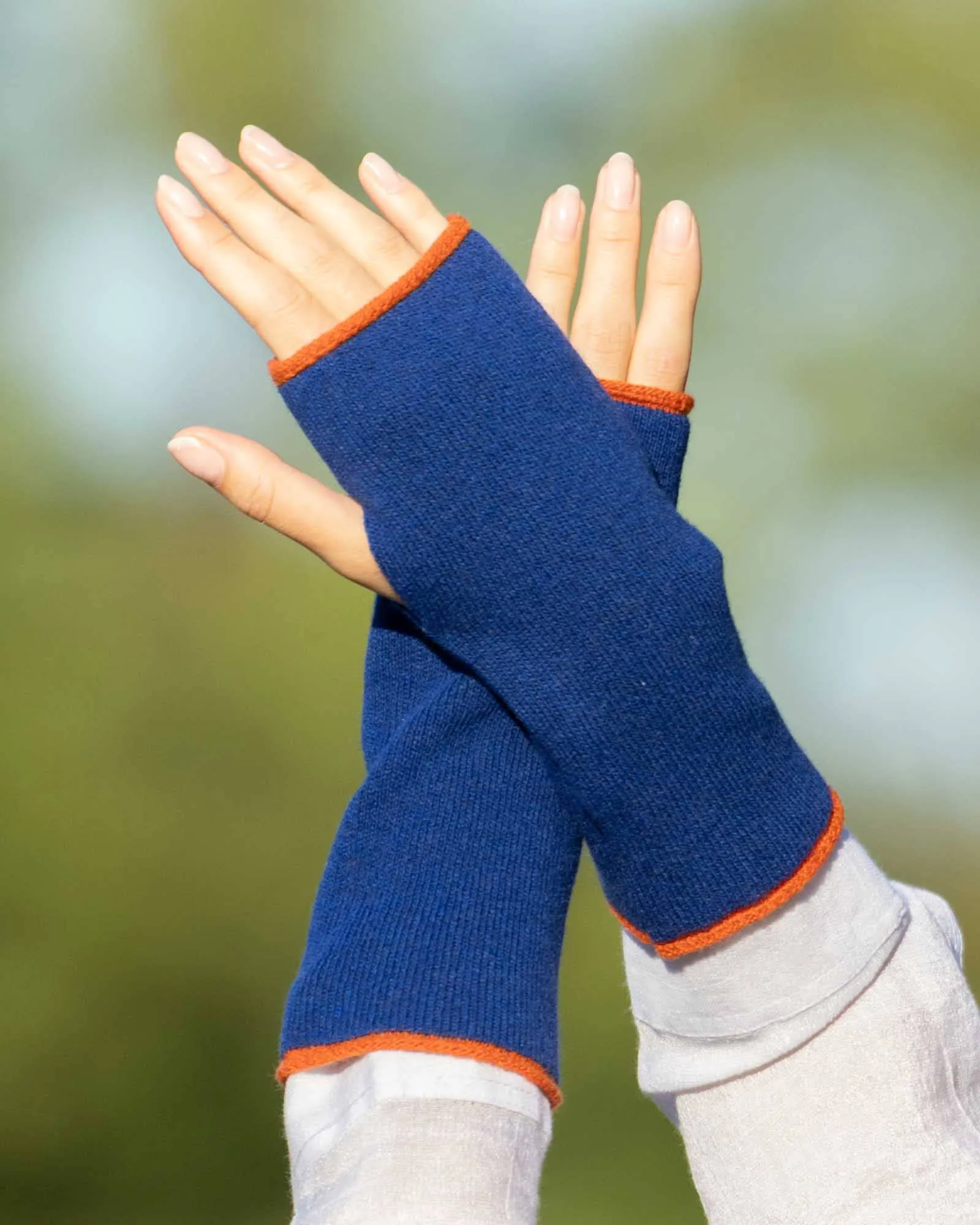 Cadenza Cashmere Blend Contrast Edge Wrist Warmers: Peacock and Ultraviolet