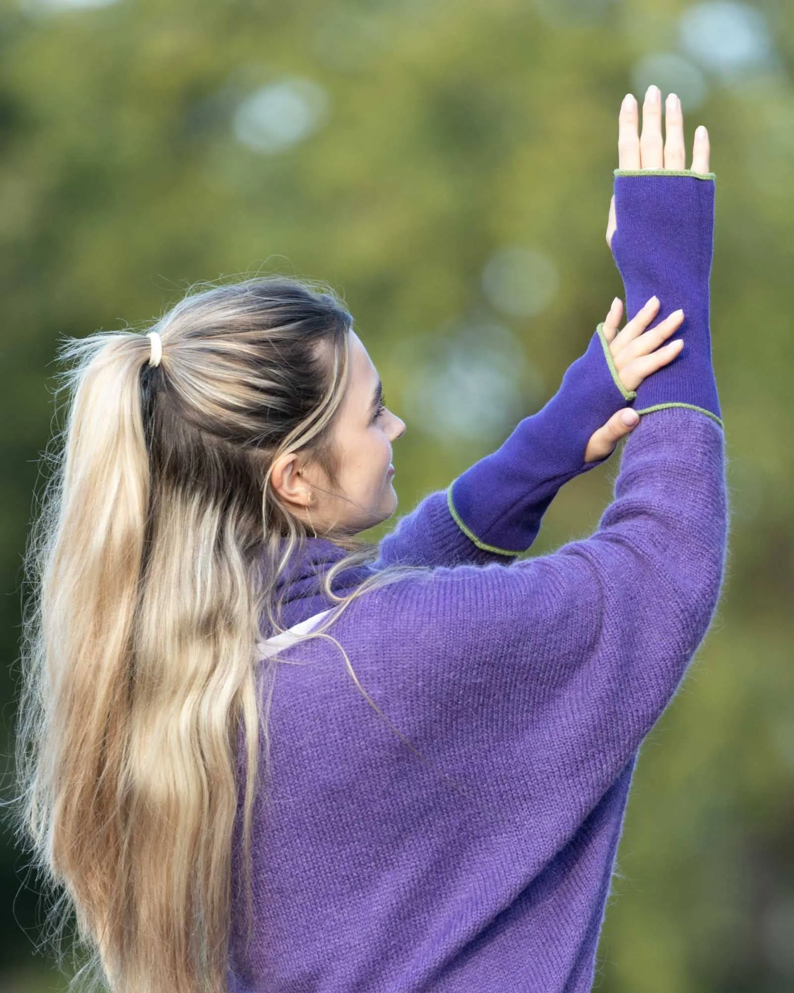 Cadenza Cashmere Blend Contrast Edge Wrist Warmers: Peacock and Ultraviolet